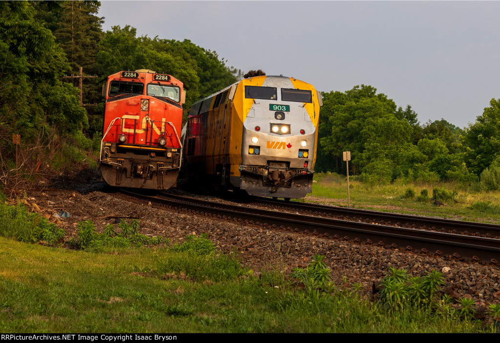 VIA 903 passing CN 2284